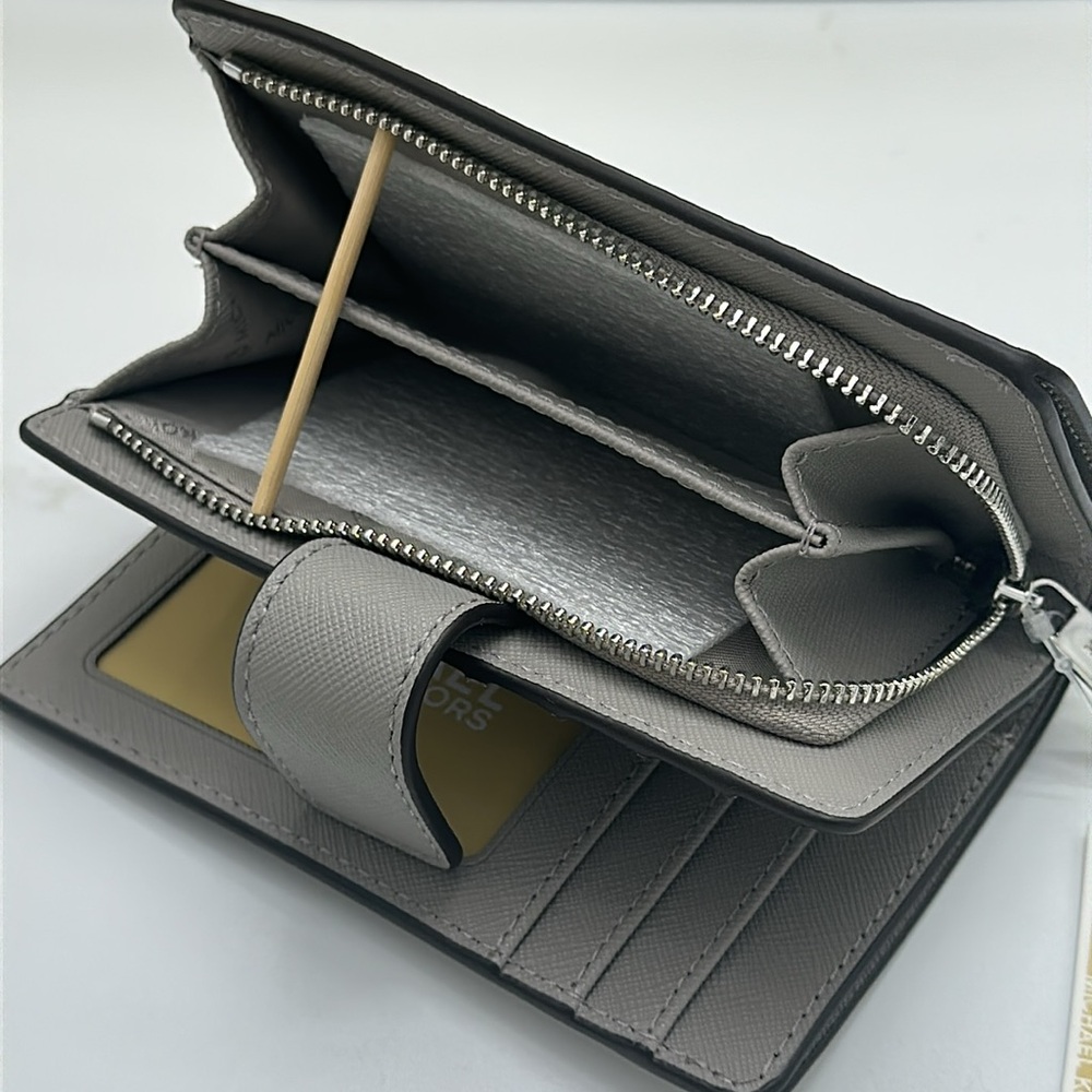 MICHAEL KORS Medium Saffiano Leather Bifold CN Wallet
PEARL GREY
NWT - Picture 11 of 14